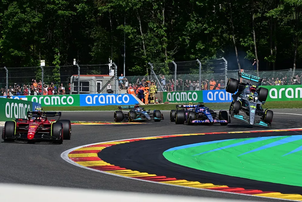 Fernando Alonso, Alpine A522, Lewis Hamilton, Mercedes W13