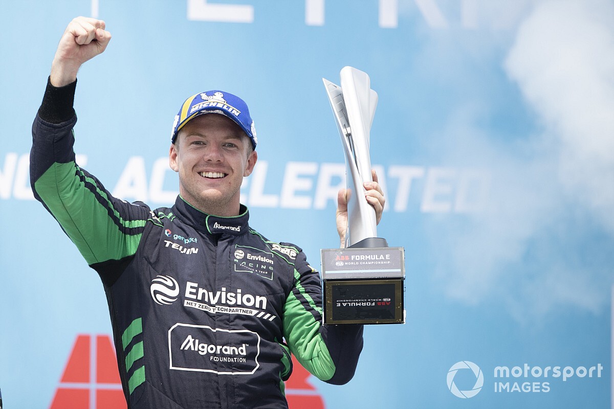 1:43　Envision Racing Nick Cassidy NICK CASSIDY COMPLETES ENVISION VIRGIN RACING'S ROOKIE LINE