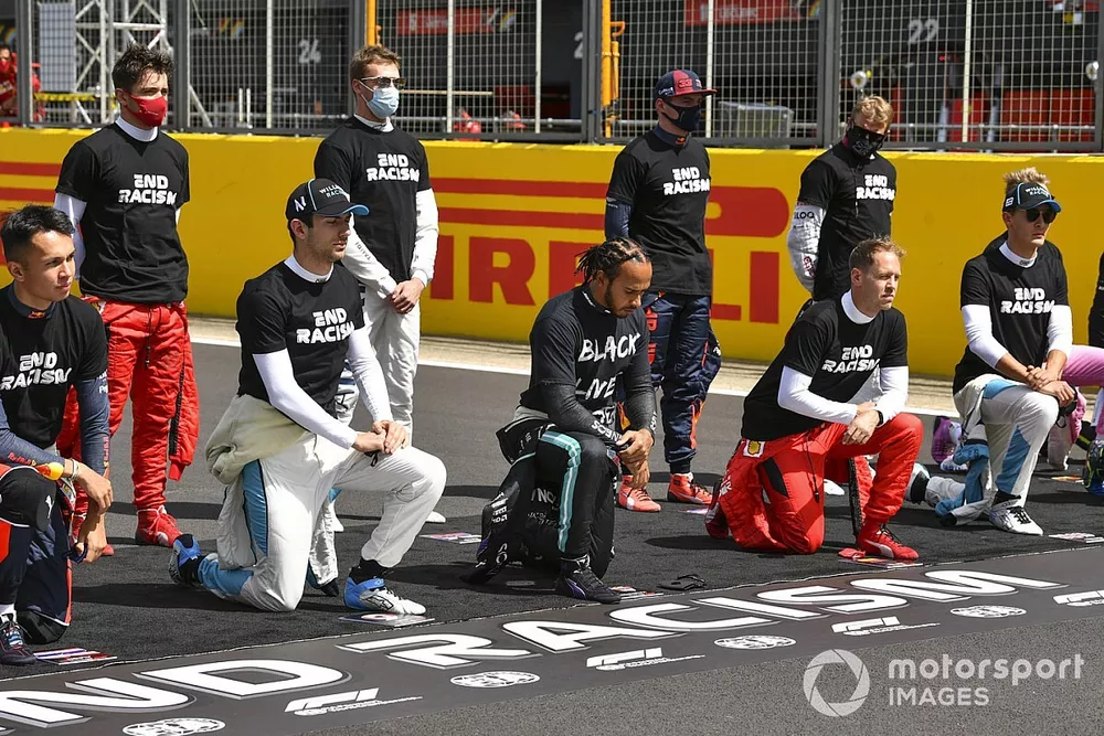 Lewis Hamilton, Mercedes-AMG F1, y los otros pilotos se arrodillan para mostrar su apoyo a la campa&ntilde;a para el fin del racismo