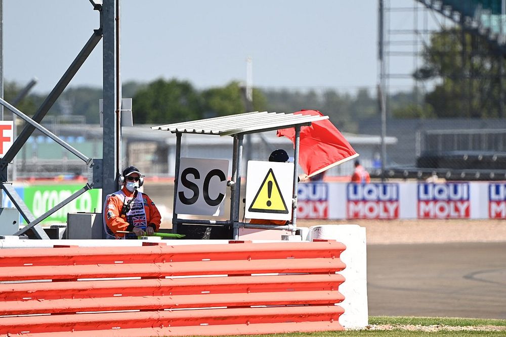 Comisarios con la bandera roja