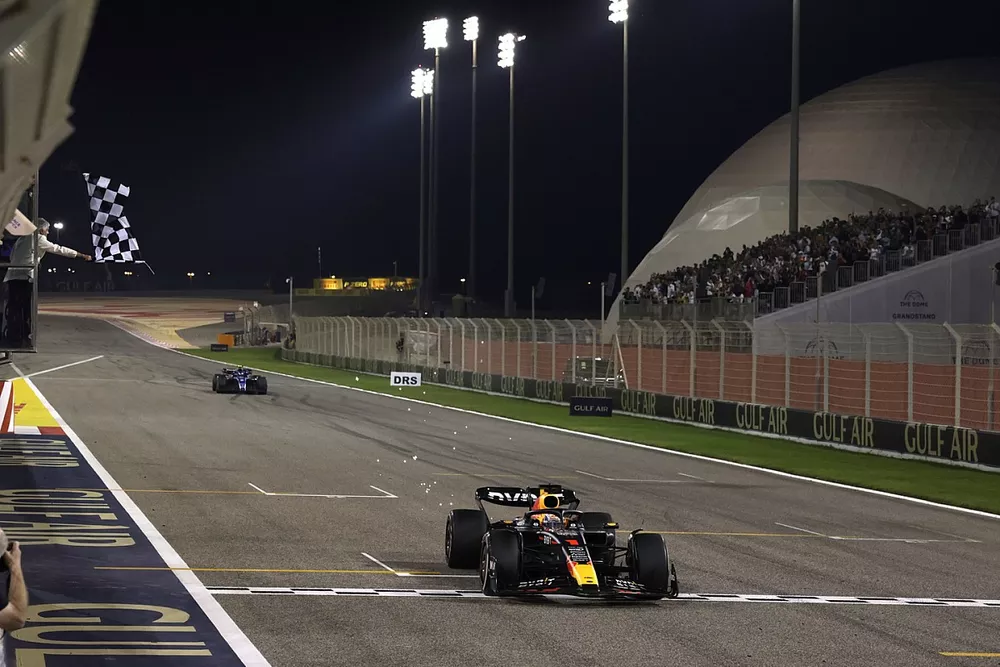 Max Verstappen, Red Bull Racing RB19, 1st position, takes the chequered flag