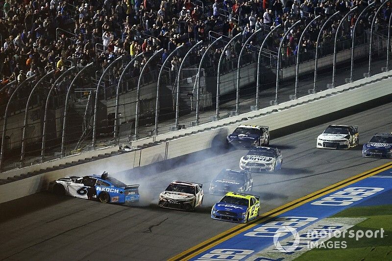 Accidente de la última vuelta Ryan Newman, Roush Fenway Racing, Ford Mustang Koch Industries, Ryan Blaney, Team Penske, Ford Mustang Menards / Peak, Denny Hamlin, Joe Gibbs Racing, Toyota Camry FedEx Express