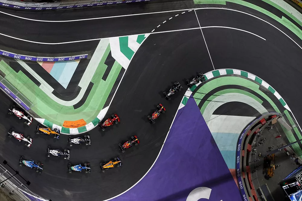 Lewis Hamilton, Mercedes W12, Valtteri Bottas, Mercedes W12, Max Verstappen, Red Bull Racing RB16B, Sergio P&eacute;rez, Red Bull Racing RB16B, Charles Leclerc, Ferrari SF21, y el resto de la parrilla al inicio