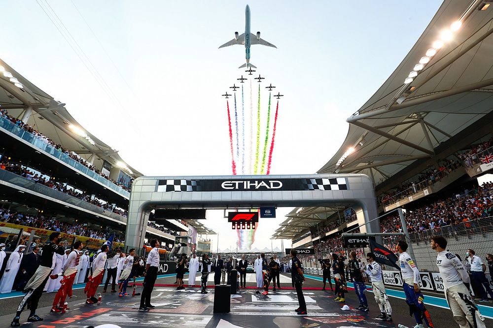 El equipo de exhibición de la Fuerza Aérea de los EAU, Al Fursan, vuela sobre la parrilla antes de la salida