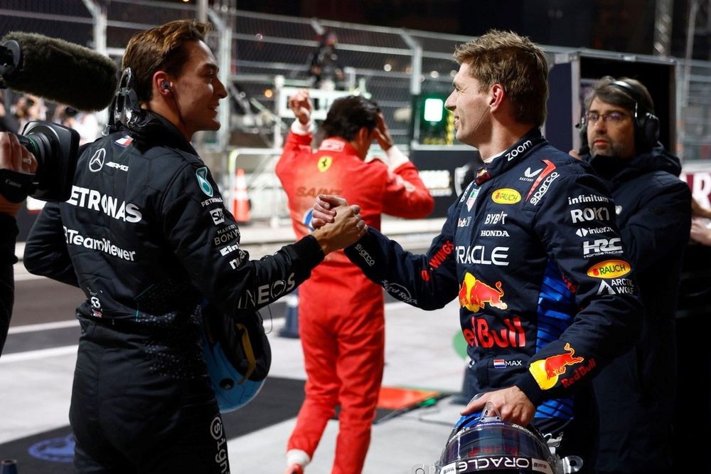 Polesitter George Russell, Mercedes-AMG F1 Team, wordt gefeliciteerd door Max Verstappen, Red Bull Racing