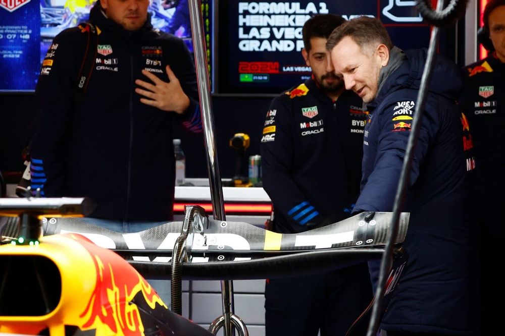 Christian Horner, director de Red Bull Racing, mira el aler&oacute;n trasero dl coche