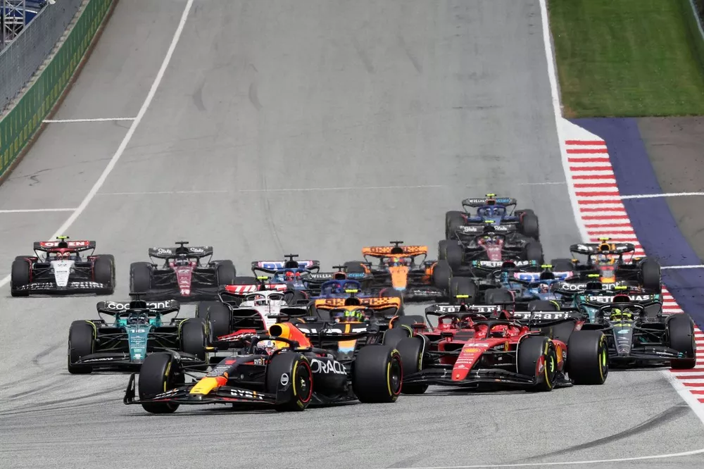 Max Verstappen, Red Bull Racing RB19, Charles Leclerc, Ferrari SF-23, Carlos Sainz, Ferrari SF-23, Lando Norris, McLaren MCL60, Lance Stroll, Aston Martin AMR23, e il resto delle auto alla partenza