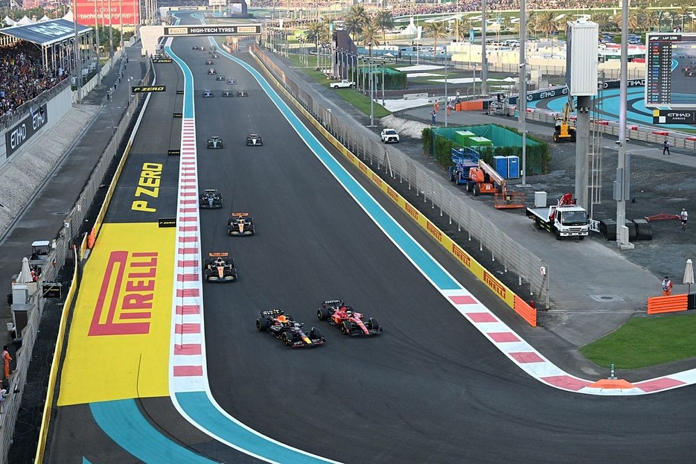 Max Verstappen, Red Bull Racing RB19 battles with Charles Leclerc, Ferrari SF-23 