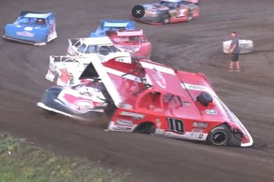 VÍDEO: Piloto tem 'dia de fúria' e capota carro de rival de propósito nos EUA