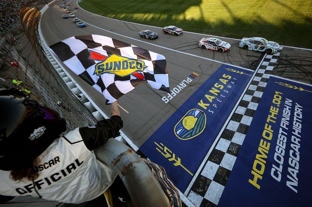 Chase Elliott, Hendrick Motorsports Chevrolet, Denny Hamlin, Joe Gibbs Racing Toyota