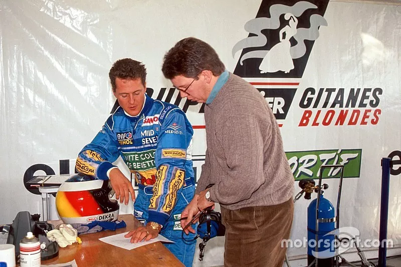 Michael Schumacher et le directeur technique de Benetton Ross Brawn &eacute;valuent les performances de la Ligier JS39B et le moteur Renault V10