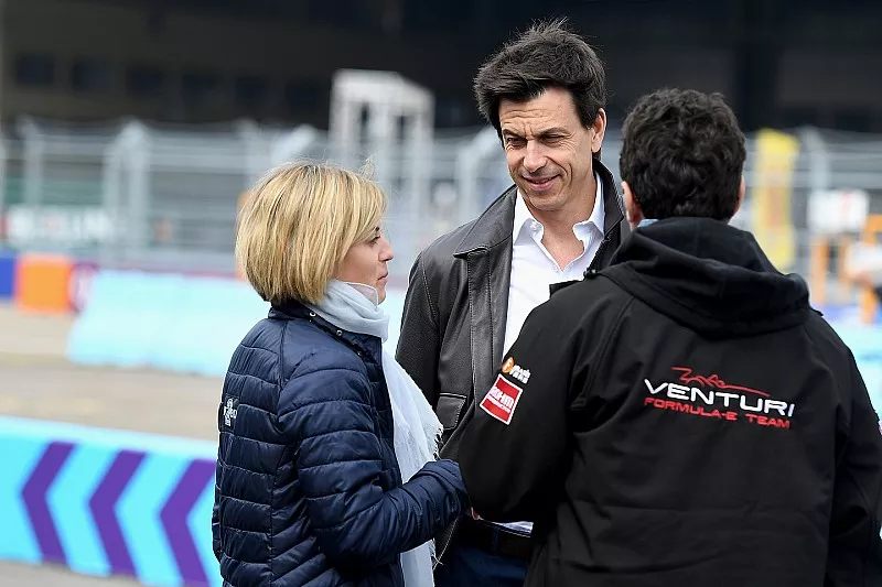 Toto Wolff, Direttore Esecutivo, Mercedes AMG. con Susie Wolff, fondatrice di Dare to be Different