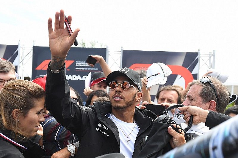 Lewis Hamilton, Mercedes-AMG F1 fans selfie