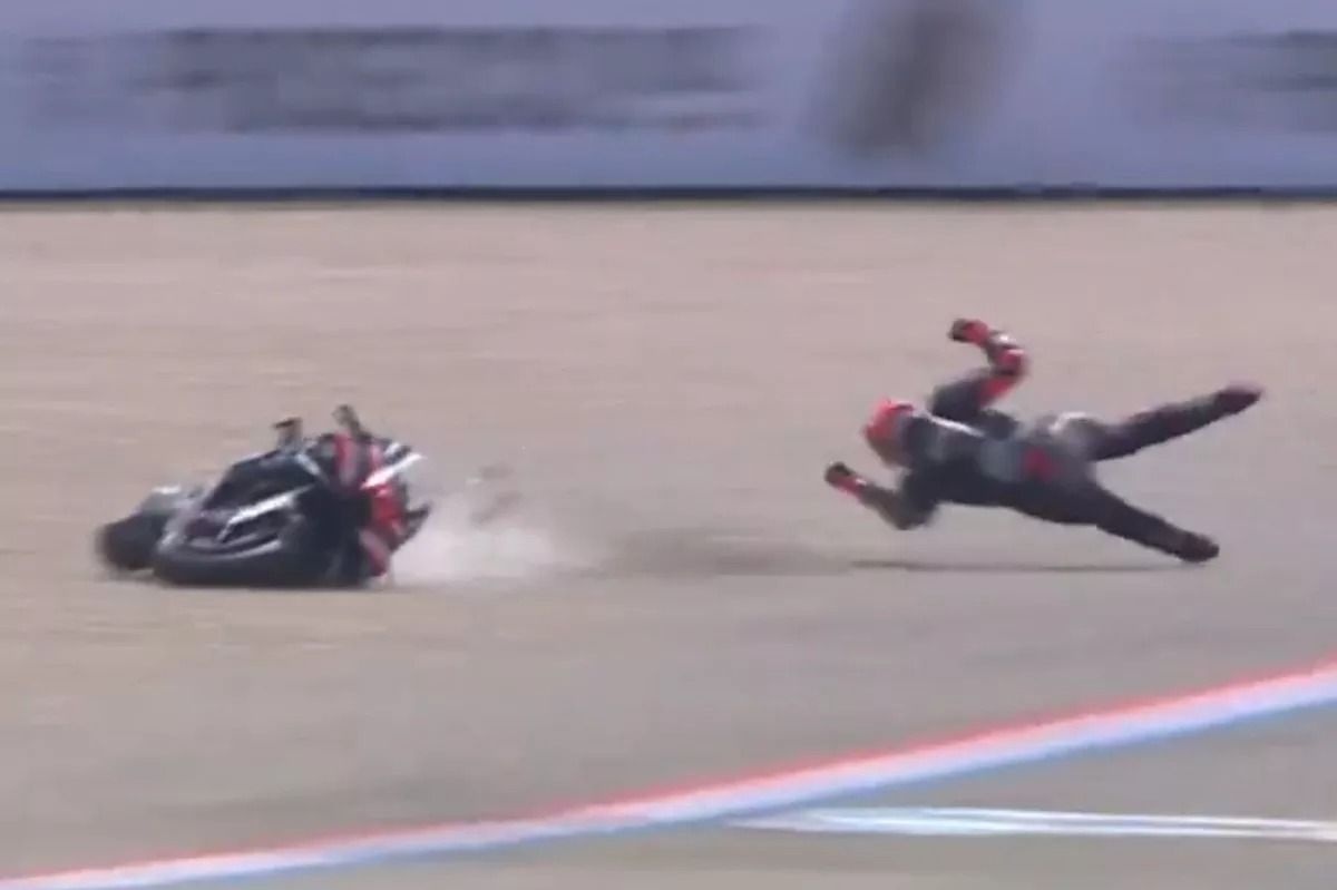VÍDEO: Bezzecchi sofre forte queda no início do GP da Holanda de MotoGP