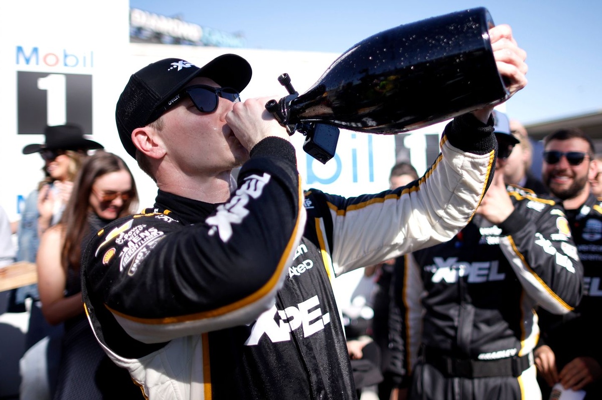 Josef Newgarden Takes Lead After Dramatic IndyCar Race at Phoenix