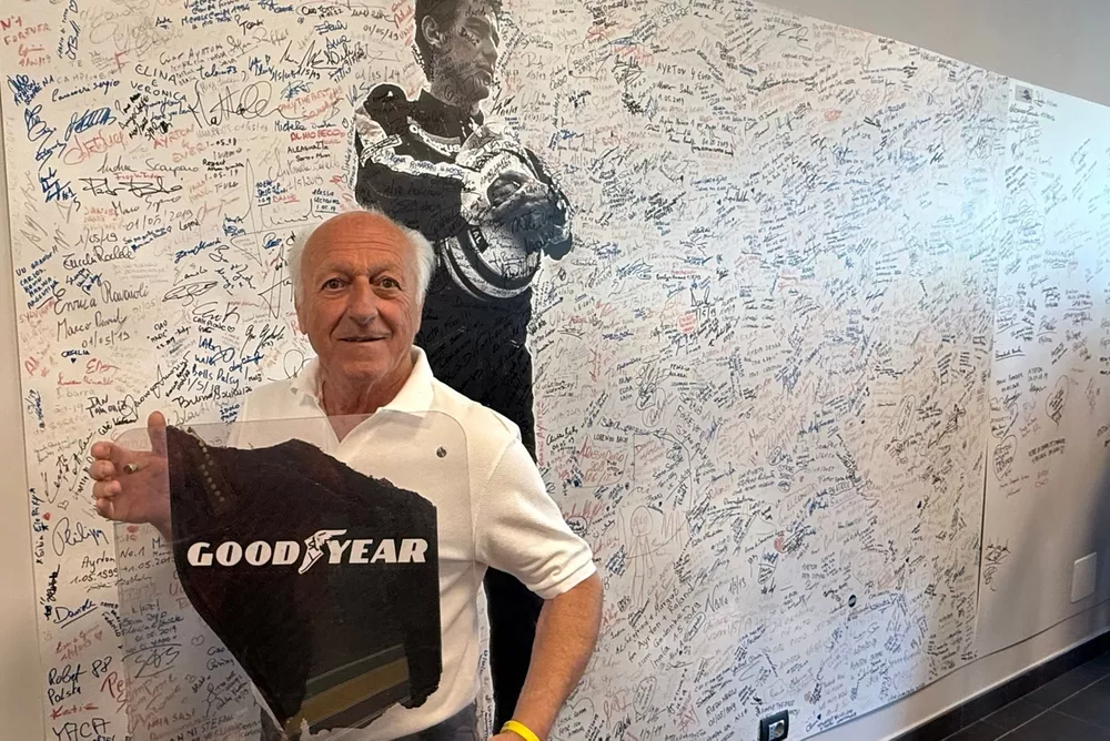 Bruno Grotti con la reliquia del Williams FW16 de Ayrton Senna donada a la Fondazione Don Sergio Mantovani.