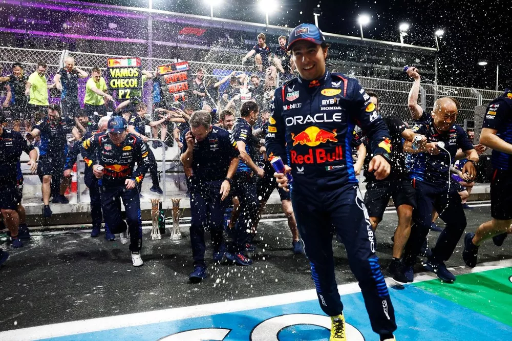 Max Verstappen, Red Bull Racing, Sergio P&eacute;rez, Red Bull Racing, con Helmut Marko, Consultor, Red Bull Racing y Christian Horner, Director de Red Bull Racing.