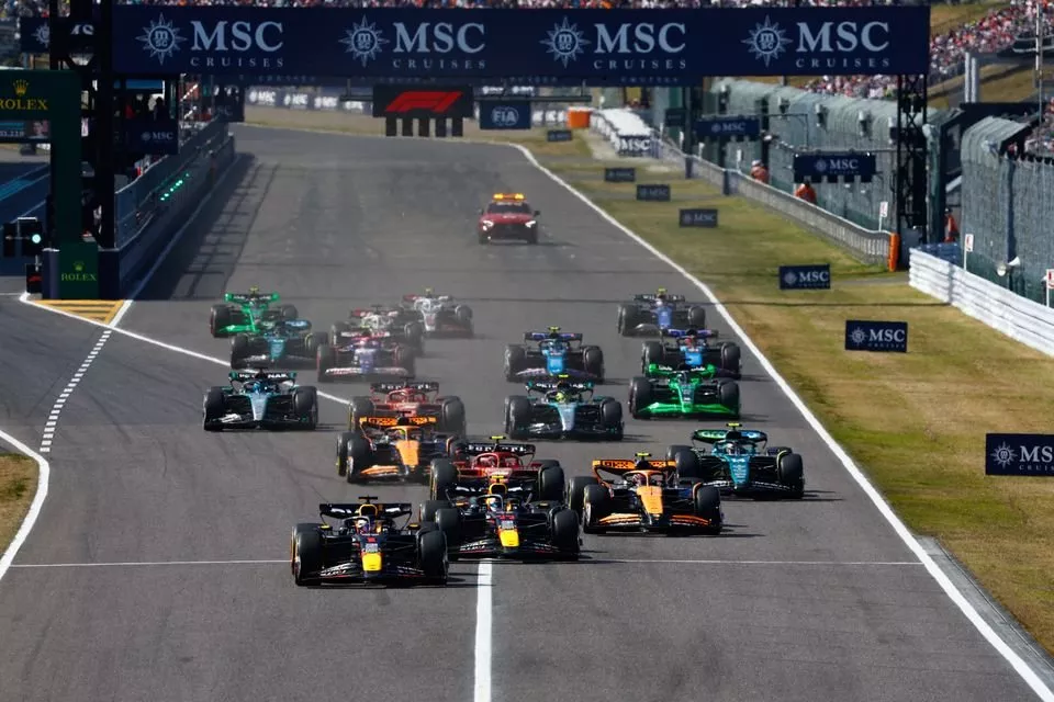 Max Verstappen, Red Bull Racing RB20, Sergio Perez, Red Bull Racing RB20, Lando Norris, McLaren MCL38, Carlos Sainz, Ferrari SF-24, Fernando Alonso, Aston Martin AMR24, Oscar Piastri, McLaren MCL38, et le reste du peloton au restart