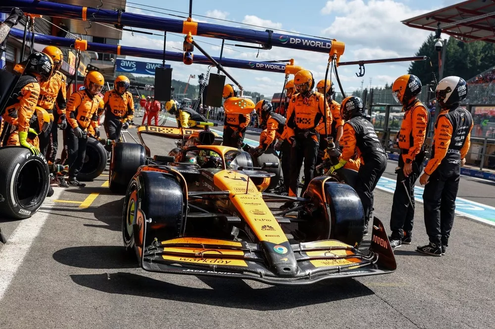 Lando Norris, McLaren MCL38, makes a pit stop