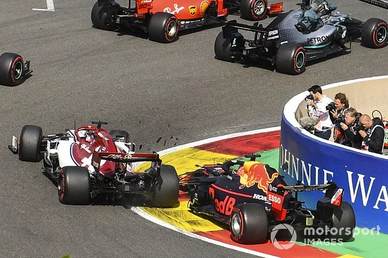 Charles Leclerc, Ferrari SF90, lidera Sebastian Vettel, Ferrari SF90, Lewis Hamilton, Mercedes AMG F1 W10 y Valtteri Bottas, Mercedes AMG W10. Detr&aacute;s, Max Verstappen, Red Bull Racing RB15 toma contacto con Kimi Raikkonen, Alfa Romeo Racing C38 