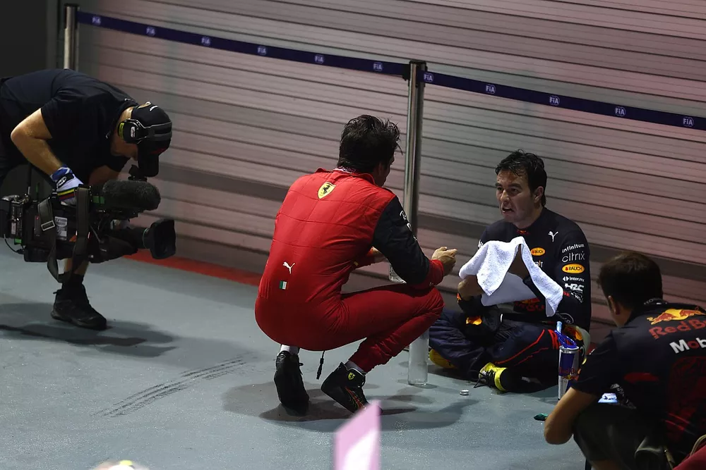 Charles Leclerc, Ferrari, 2&ordf; posici&oacute;n, Sergio P&eacute;rez, Red Bull Racing, 1&ordf; posici&oacute;n, charla en el Parc Ferme