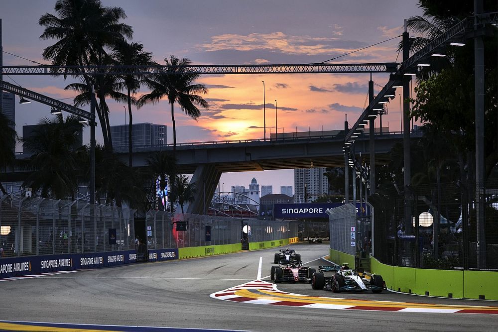 Lewis Hamilton, Mercedes W13, Carlos Sainz, Ferrari F1-75