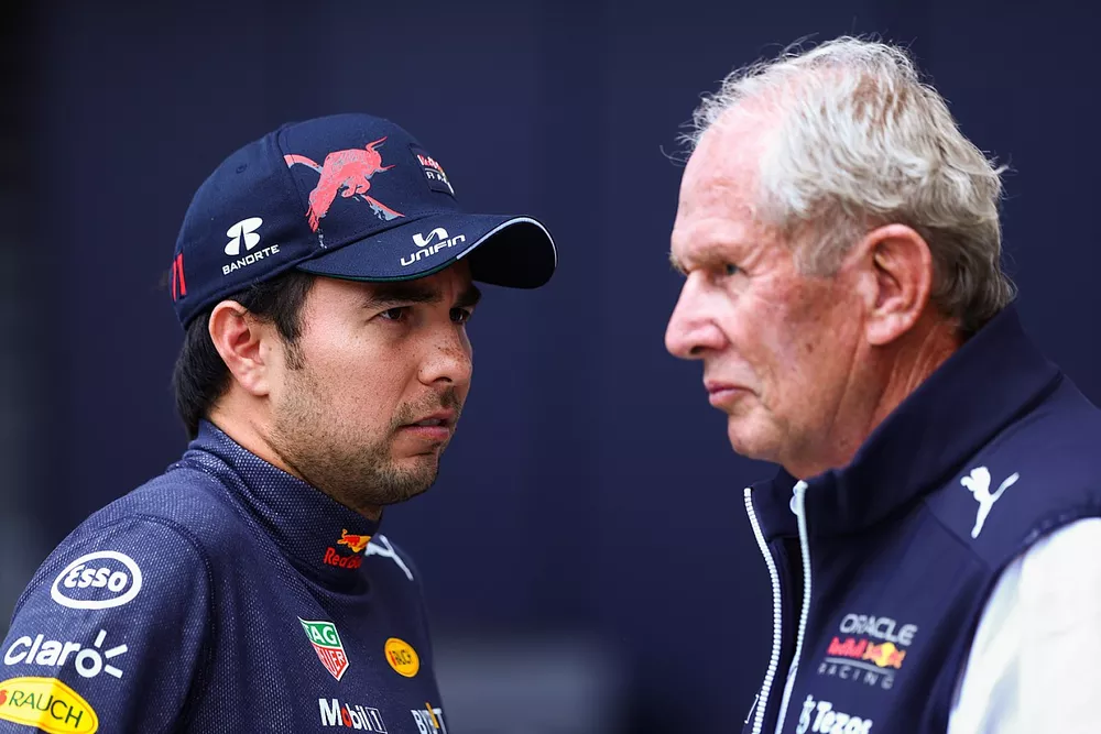Sergio P&eacute;rez, Red Bull Racing RB18 habla con el asesor del equipo Red Bull Racing Dr. Helmut Marko
