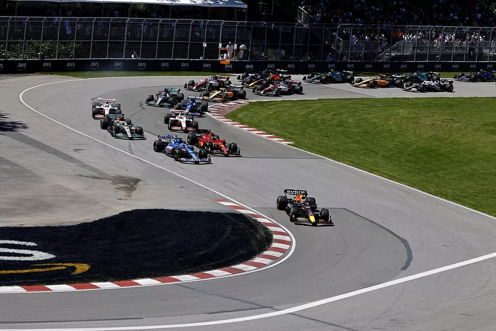 Max Verstappen, Red Bull Racing RB18, Fernando Alonso, Alpine A522, Carlos Sainz, Ferrari F1-75, Lewis Hamilton, Mercedes W13, the rest of the field at the start