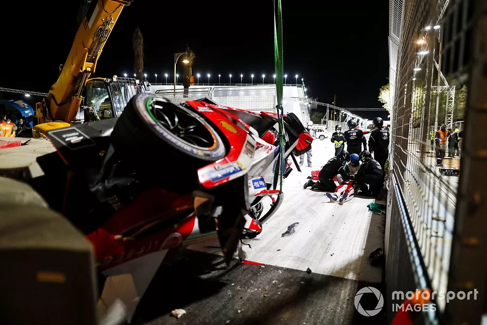 Alex Lynn, Mahindra Racing, M7Electro being treated by medics after crashing