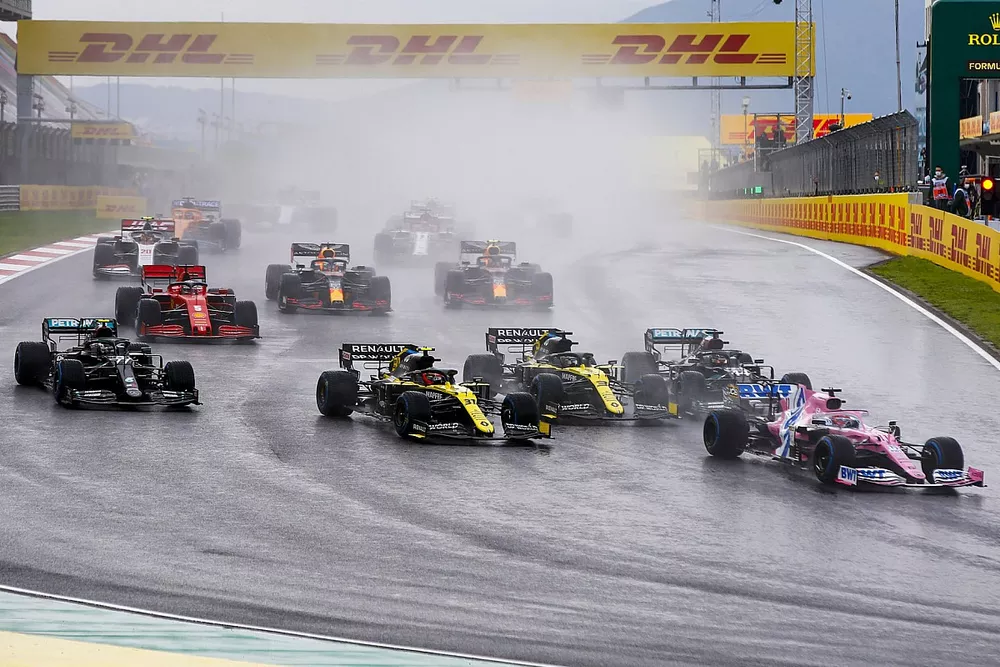 Sergio Perez, Racing Point RP20, Esteban Ocon, Renault F1 Team R.S.20, Daniel Ricciardo, Renault F1 Team R.S.20, Lewis Hamilton, Mercedes F1 W11, Valtteri Bottas, Mercedes F1 W11, and the remainder of the field at the start