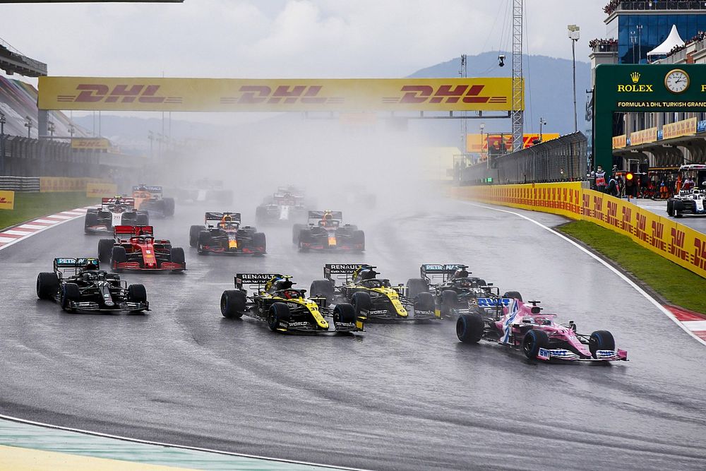 Sergio Perez, Racing Point RP20, Esteban Ocon, Renault F1 Team R.S.20, Daniel Ricciardo, Renault F1 Team R.S.20, Lewis Hamilton, Mercedes F1 W11, Valtteri Bottas, Mercedes F1 W11, and the remainder of the field at the start