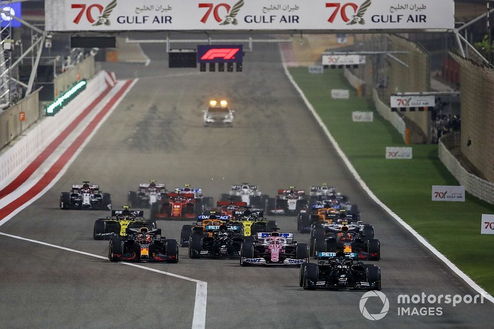 Lewis Hamilton, Mercedes F1 W11, Sergio Pérez, Racing Point RP20, Max Verstappen, Red Bull Racing RB16, Valtteri Bottas, Mercedes F1 W11 al inicio