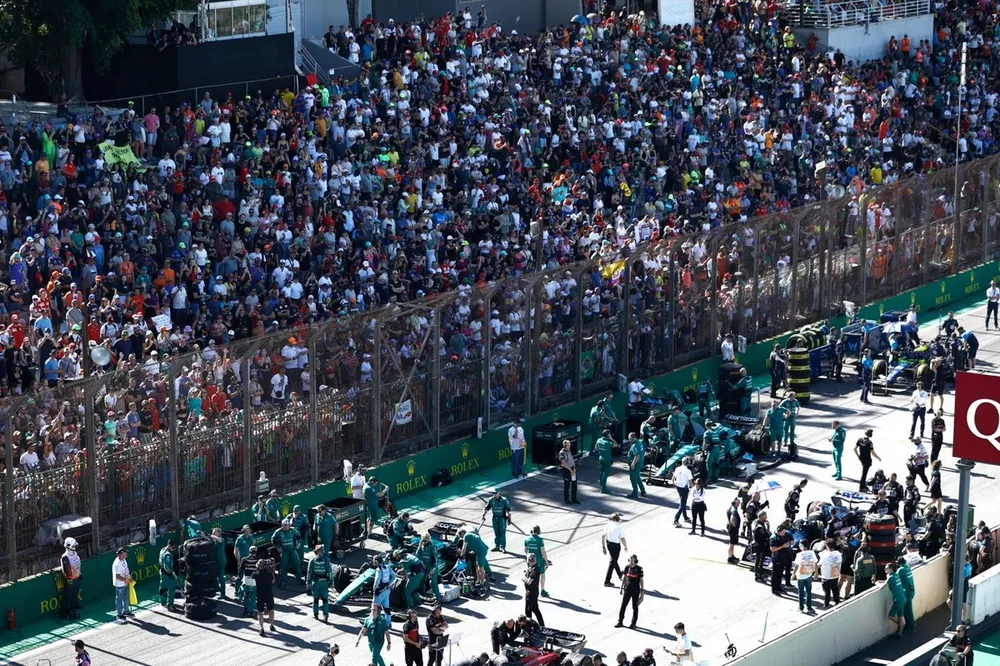 Los mecánicos preparan los coches de Fernando Alonso, Aston Martin AMR23, Lance Stroll, Aston Martin AMR23, en la parrilla del Sprint
