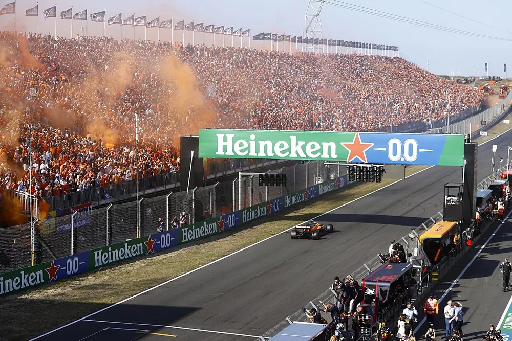 Max Verstappen, Red Bull Racing RB16B, 1e plaats, pakt de overwinning tot grote vreugde van zijn team op de pitmuur en de fans op de tribunes