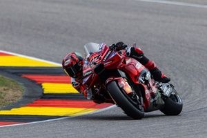 MotoGP: Márquez sofre queda e Bagnaia é pole em Brno; Martín é 12º