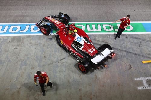 F1 - Hamilton destaca problema da Ferrari em 2025: "Ficamos cada vez mais para trás"