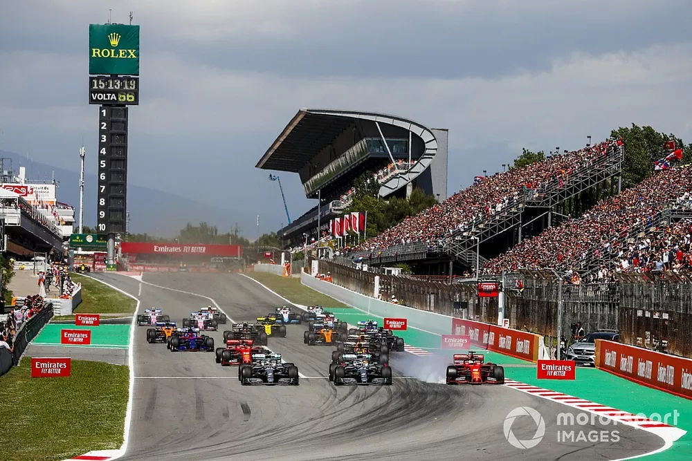 Lewis Hamilton, Mercedes AMG F1 W10 oor Valtteri Bottas, Mercedes AMG W10 met Sebastian Vettel, Ferrari SF90 aan de buitenkant