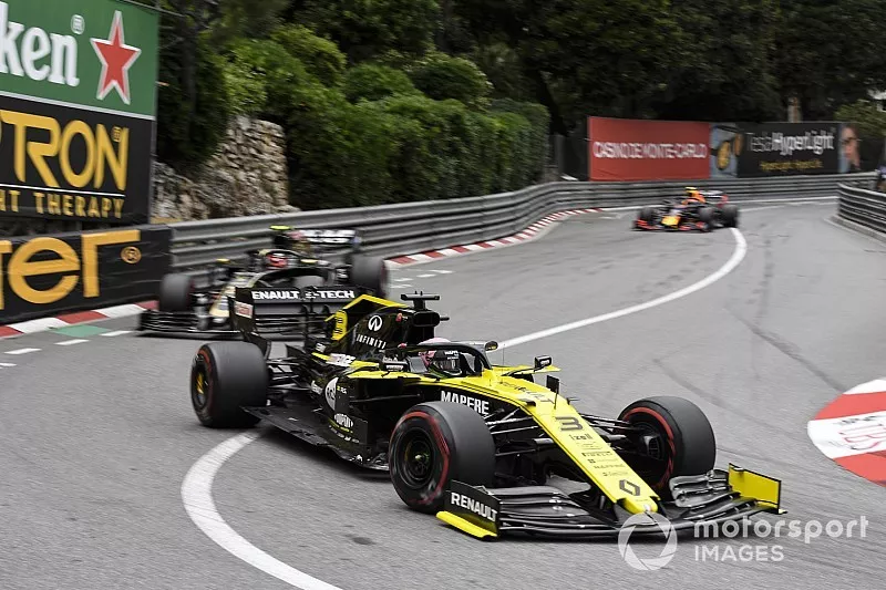 Daniel Ricciardo, Renault R.S.19, devant Kevin Magnussen, Haas F1 Team VF-19