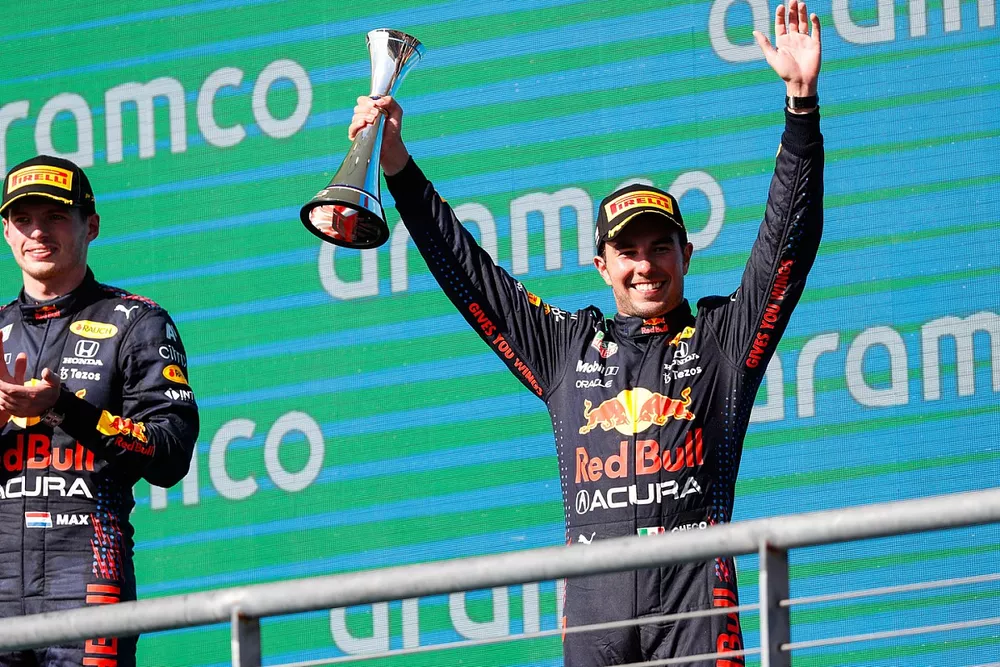 Podio: ganador Max Verstappen, Red Bull Racing, tercer lugar Sergio P&eacute;rez, Red Bull Racing