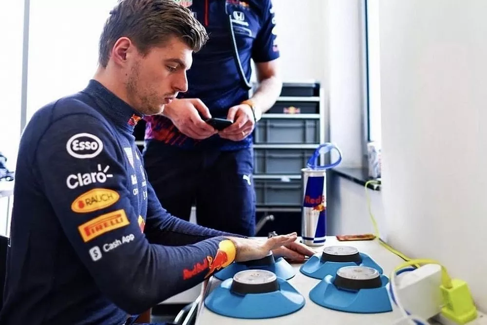 Max Verstappen usando BlazePod