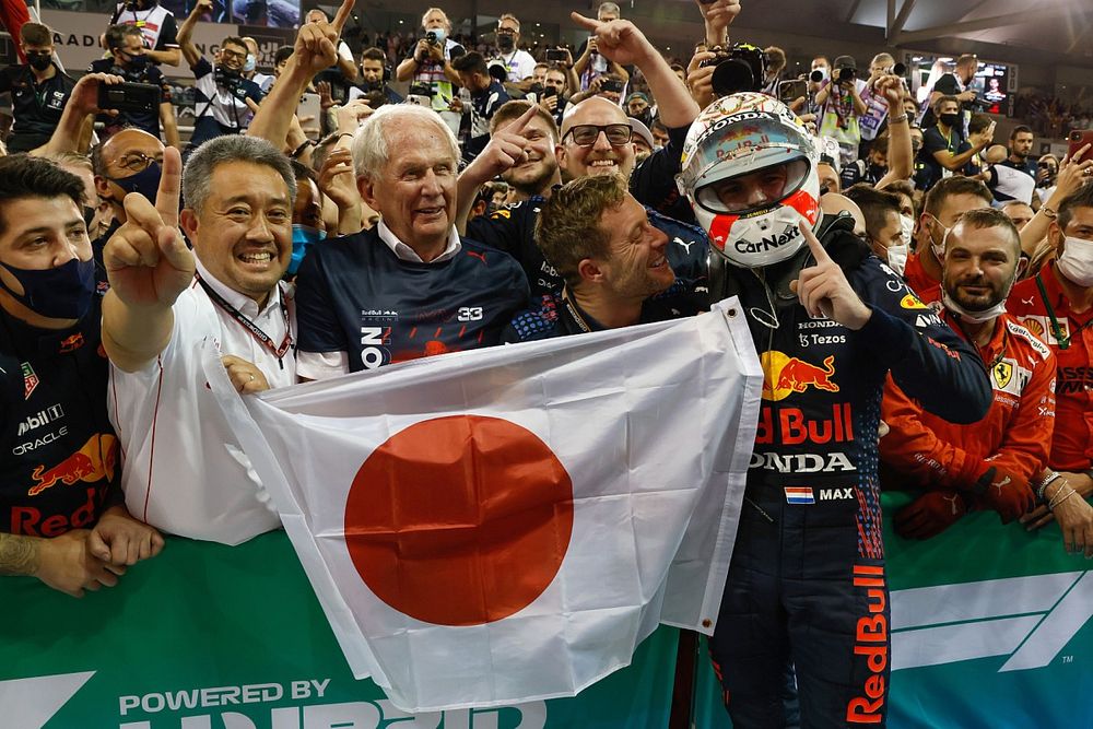 El campe&oacute;n de pilotos de 2021, Max Verstappen, Red Bull Racing, 1&ordf; posici&oacute;n, lo celebra en el Parc Ferme con su equipo, entre ellos Helmut Marko, asesor de Red Bull Racing y Masashi Yamamoto, director general de Honda Motorsport 
