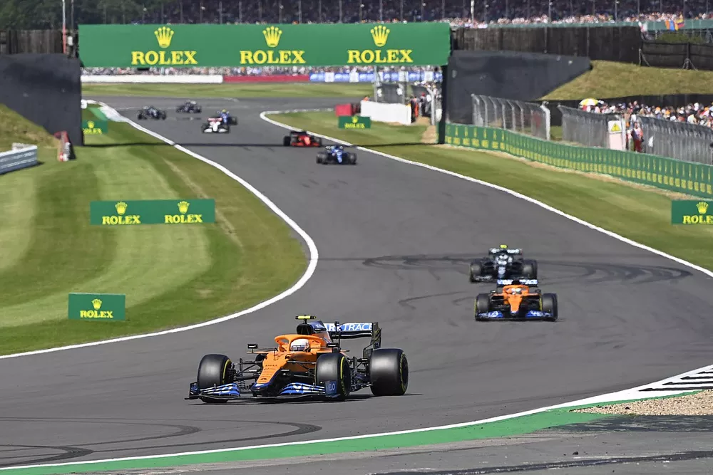 Lando Norris, McLaren MCL35M, Daniel Ricciardo, McLaren MCL35M, and Sebastian Vettel, Aston Martin AMR21