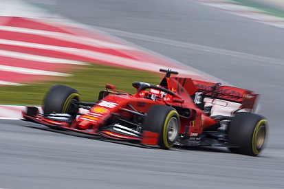 Hamilton: "El Ferrari parece muy, muy fuerte"
