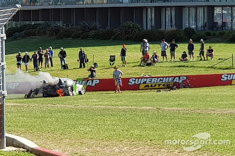 Un espectador ayudó a apagar un incendio en Bathurst