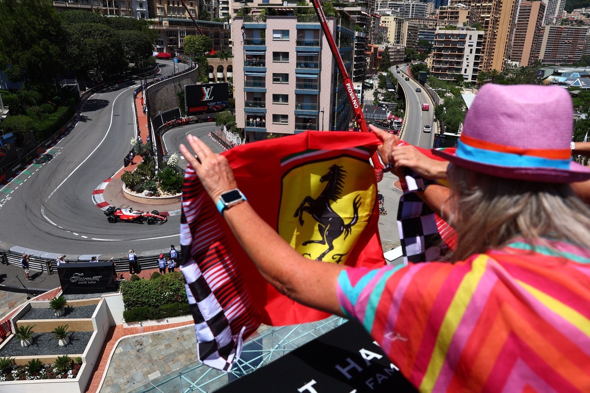 Ferrari muestra su candidatura en la FP1 de Mónaco F1; Alonso, susto y muro