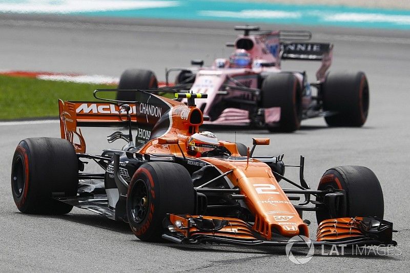 Stoffel Vandoorne, McLaren MCL32, Sergio Perez, Sahara Force India F1 VJM10