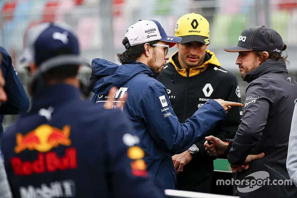 Sergio P&eacute;rez, Force India, Carlos Sainz Jr., Renault Sport F1 Team y Fernando Alonso, McLaren, hablan en el desfile de pilotos