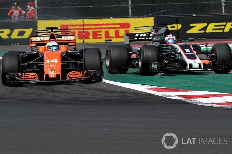 Fernando Alonso, McLaren MCL32 y Romain Grosjean, Haas F1 Team VF-17