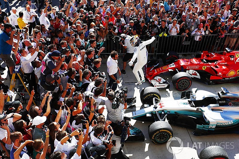 United States GP: Hamilton overtakes Vettel to win