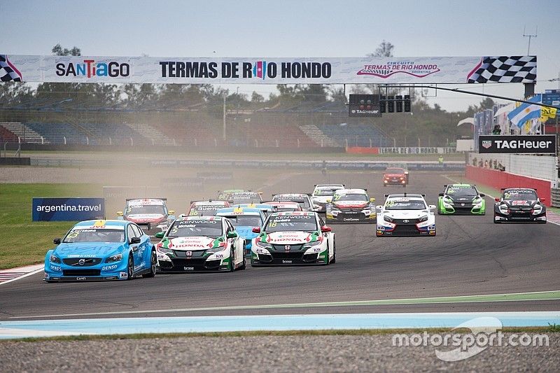 Start: Nicky Catsburg, Polestar Cyan Racing, Volvo S60 Polestar leads